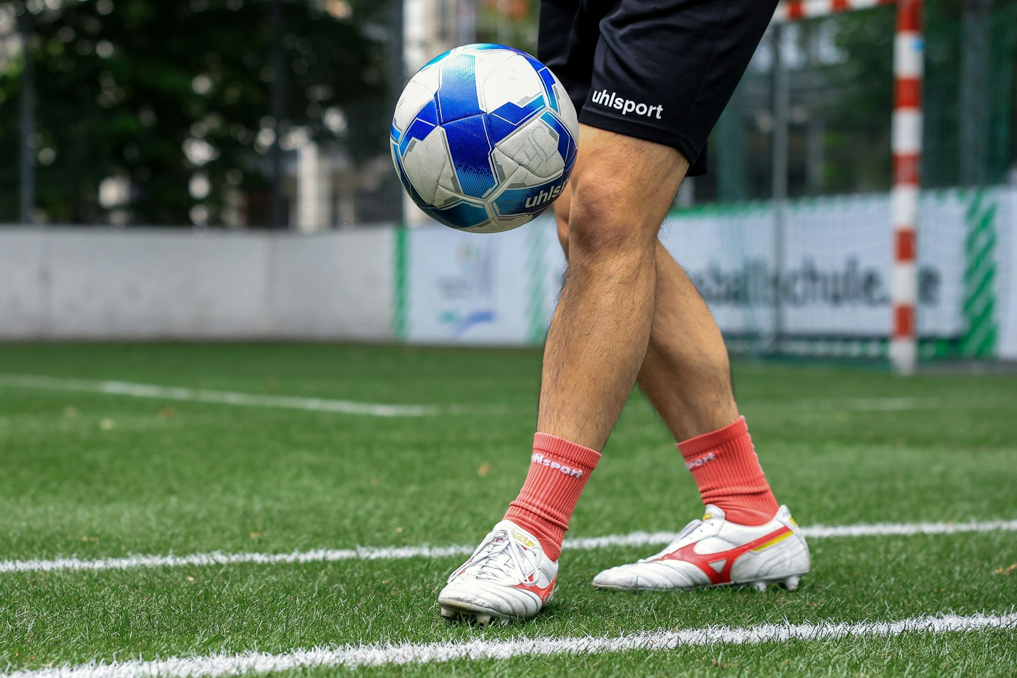 Der Ball fliegt auf dem Bild exakt auf Kniehöhe.