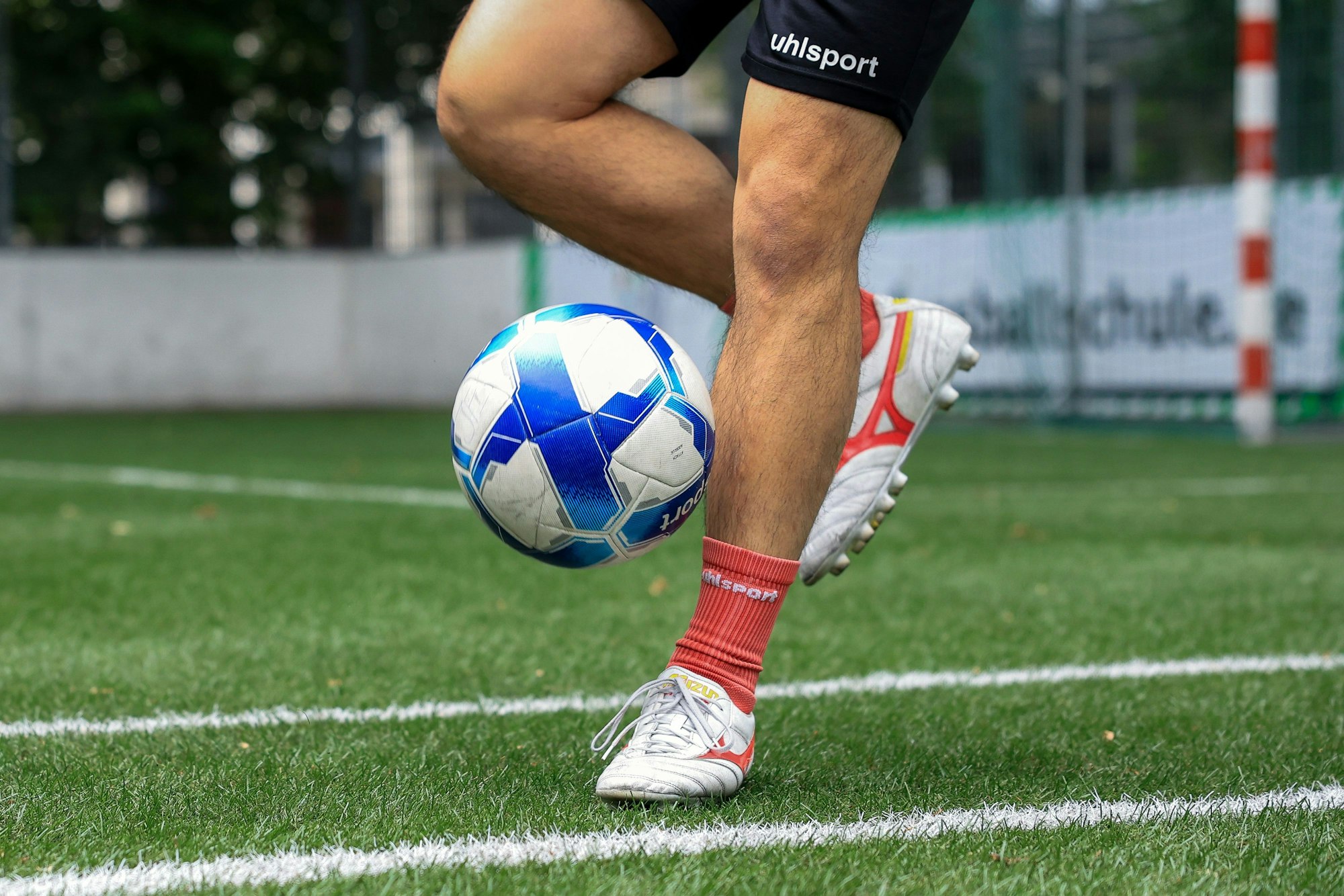 Der Ball ist jetzt in der Luft – eine dynamische Bewegung des Zurückziehens und des auftitschenden Balls bildet sich hier ab.