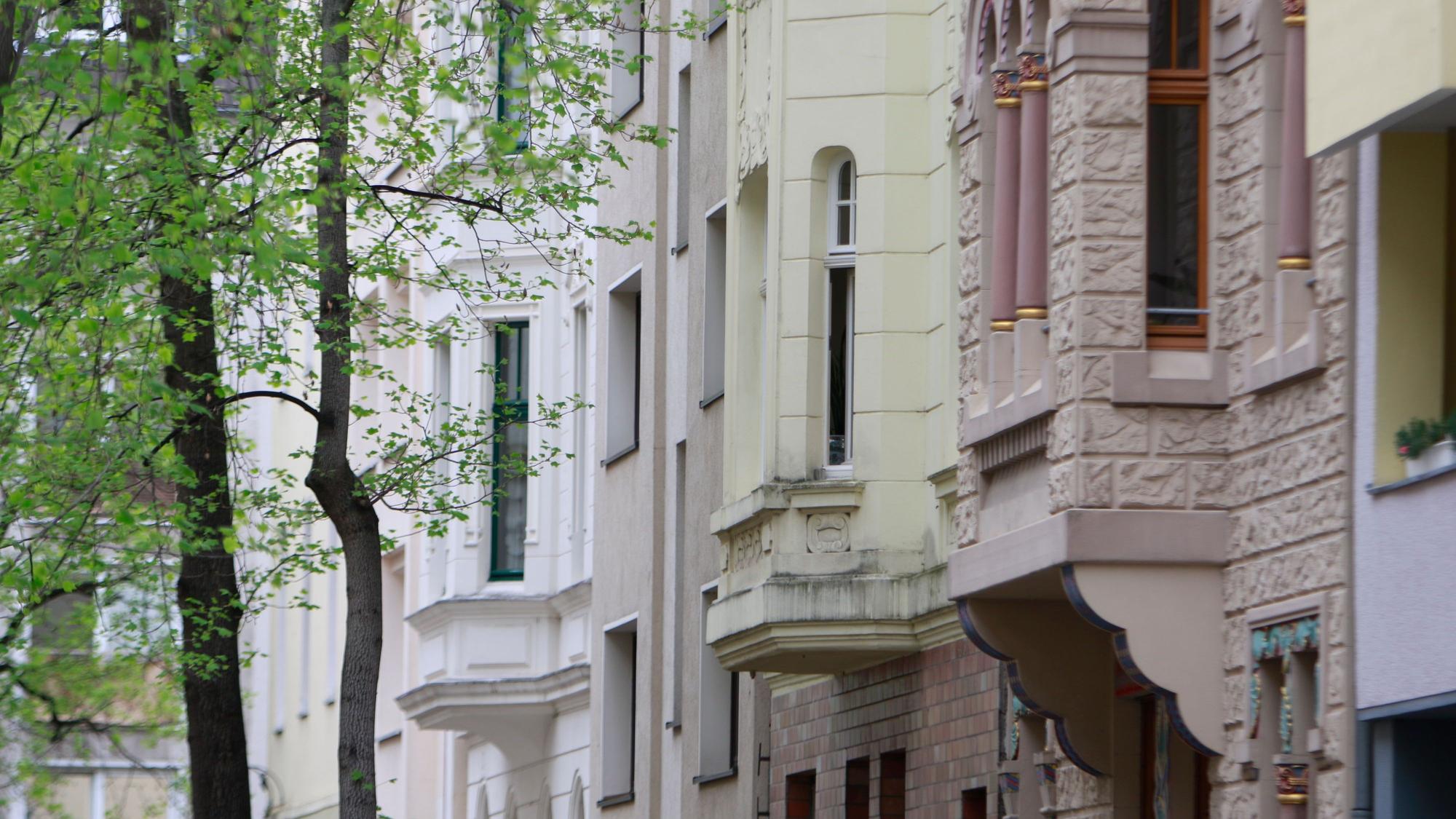 Wohnhäuser mit historischer Fassade in der Südstadt.