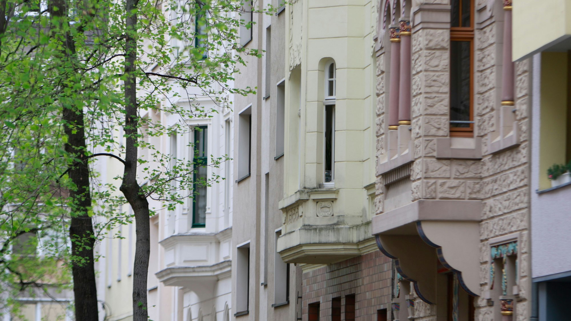 Wohnhäuser mit historischer Fassade in der Südstadt.