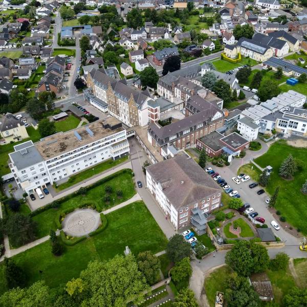 Das Bild zeigt die Gebäude der Marienborn GmbH in Zülpich-Hoven aus der Luft.