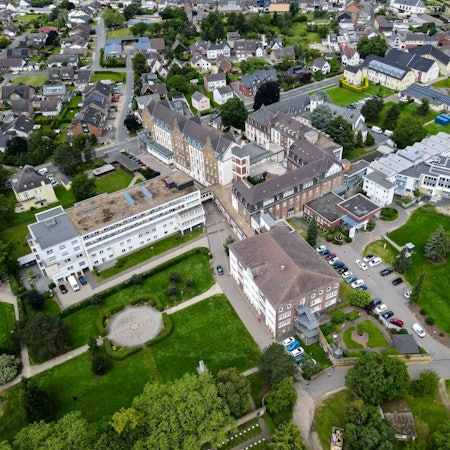 Das Bild zeigt die Gebäude der Marienborn GmbH in Zülpich-Hoven  aus der Luft.