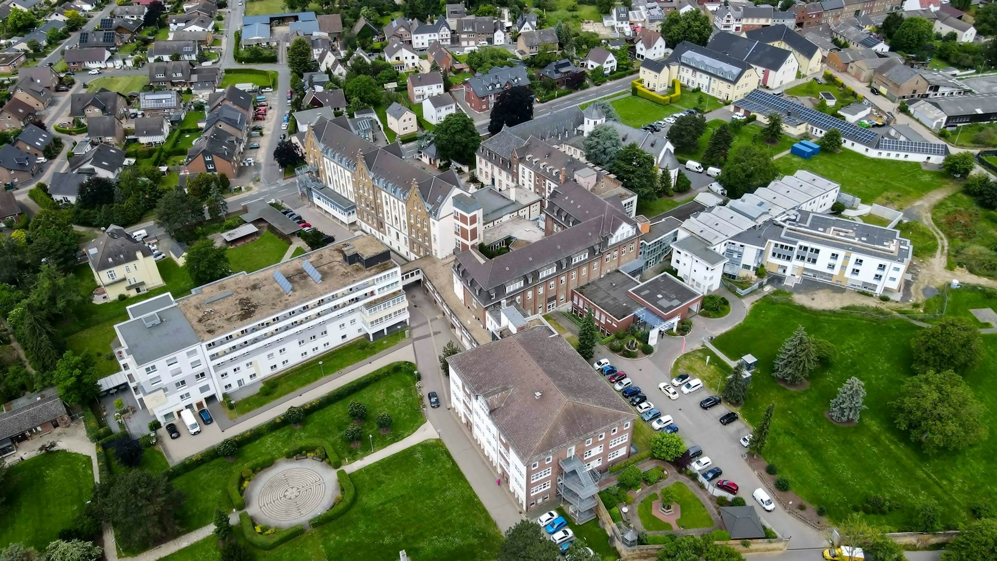 Das Bild zeigt die Gebäude der Marienborn GmbH in Zülpich-Hoven  aus der Luft.