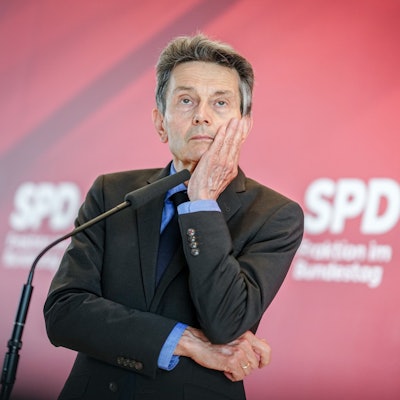 Vorsitzender der SPD-Bundestagsfraktion, gibt ein Pressestatement zu Beginn der SPD-Fraktion.