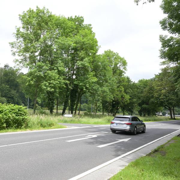 Die Altenberger-Dom-Straße zwischen Odenthal und Altenberg. Ein Auto steht auf einer schmalen Linksabbiegerspur.