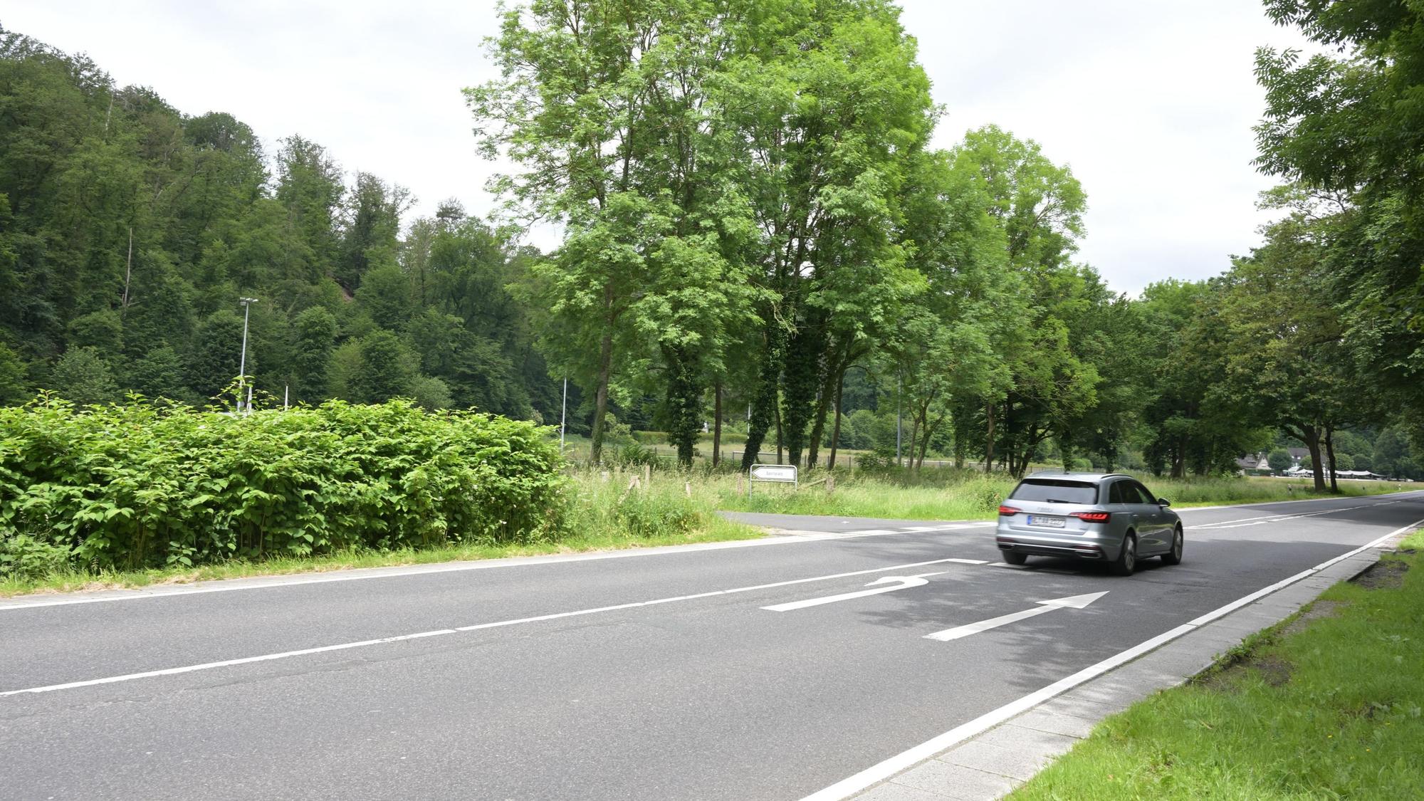 Die Altenberger-Dom-Straße zwischen Odenthal und Altenberg. Ein Auto steht auf einer schmalen Linksabbiegerspur.
