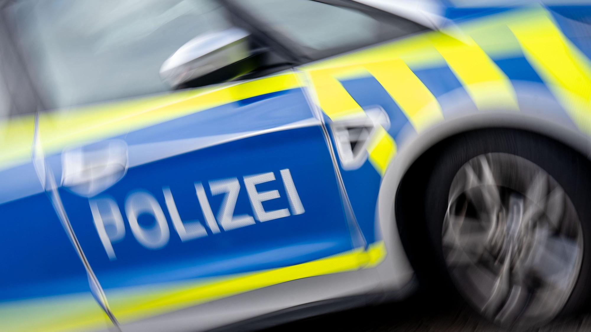 Ein Polizeifahrzeug steht auf einem Parkplatz.