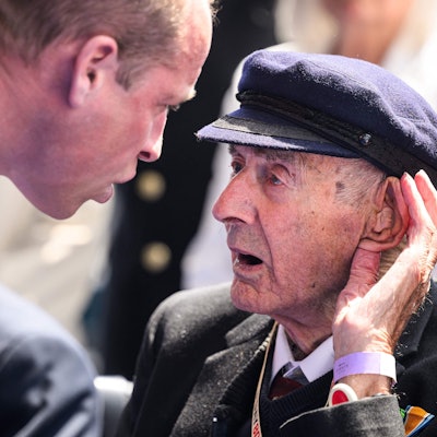 Prinz William im Gespräch mit D-Day-Veteran Harold Twine.