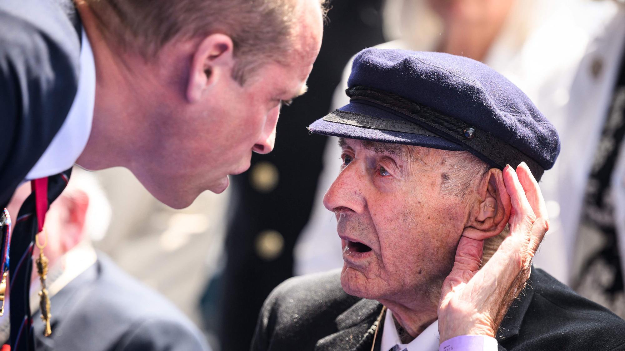 Prinz William im Gespräch mit D-Day-Veteran Harold Twine.