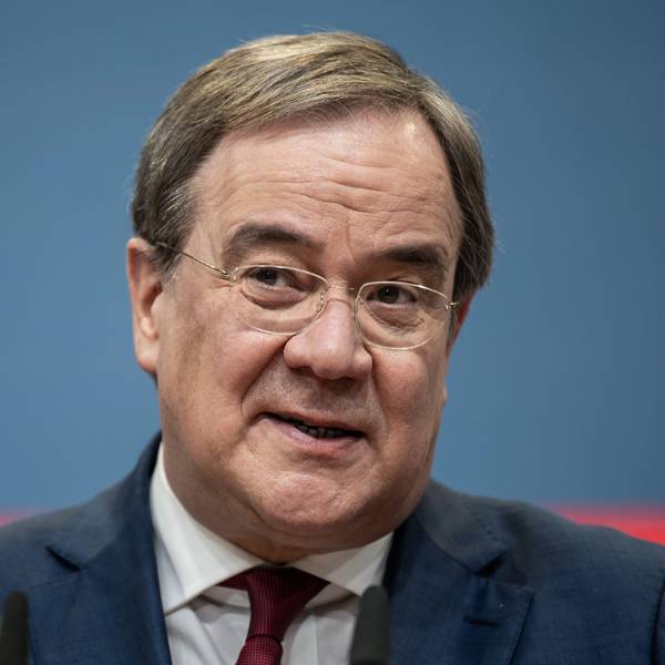 Armin Laschet, ehemaliger Ministerpräsident von Nordrhein-Westfalen, sitzt im Anzug bei einer Pressekonferenz.