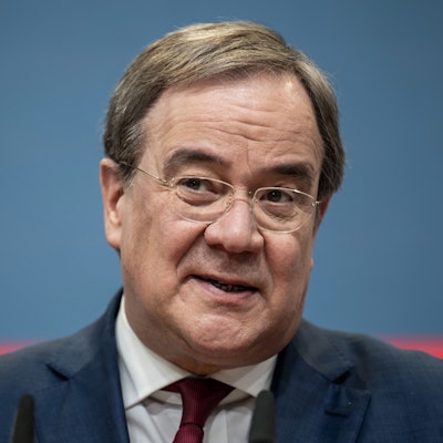 Armin Laschet, ehemaliger Ministerpräsident von Nordrhein-Westfalen, sitzt im Anzug bei einer Pressekonferenz.