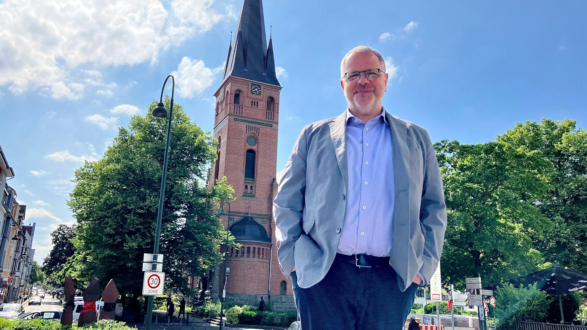 Ulrich Görn steht vor der Christuskirche in Wiesdorf.