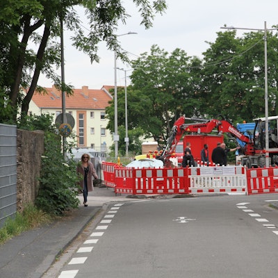 Bauarbeiten im Siegburger Haufeld, Schrankenanlage für einen Parkplatz