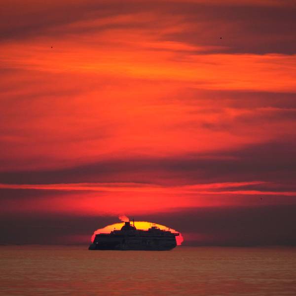 Ein Kreuzfahrtschiff fährt während des Sonnenuntergangs auf der Ostsee über das Meer vor der Küste Estlands.
