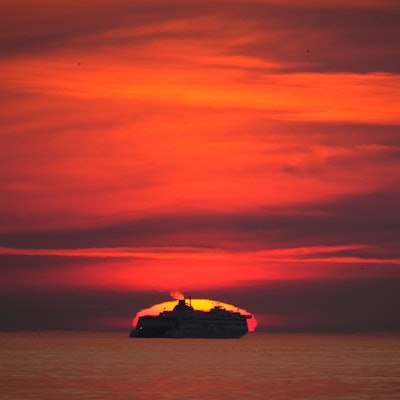 Ein Kreuzfahrtschiff fährt während des Sonnenuntergangs auf der Ostsee über das Meer vor der Küste Estlands.