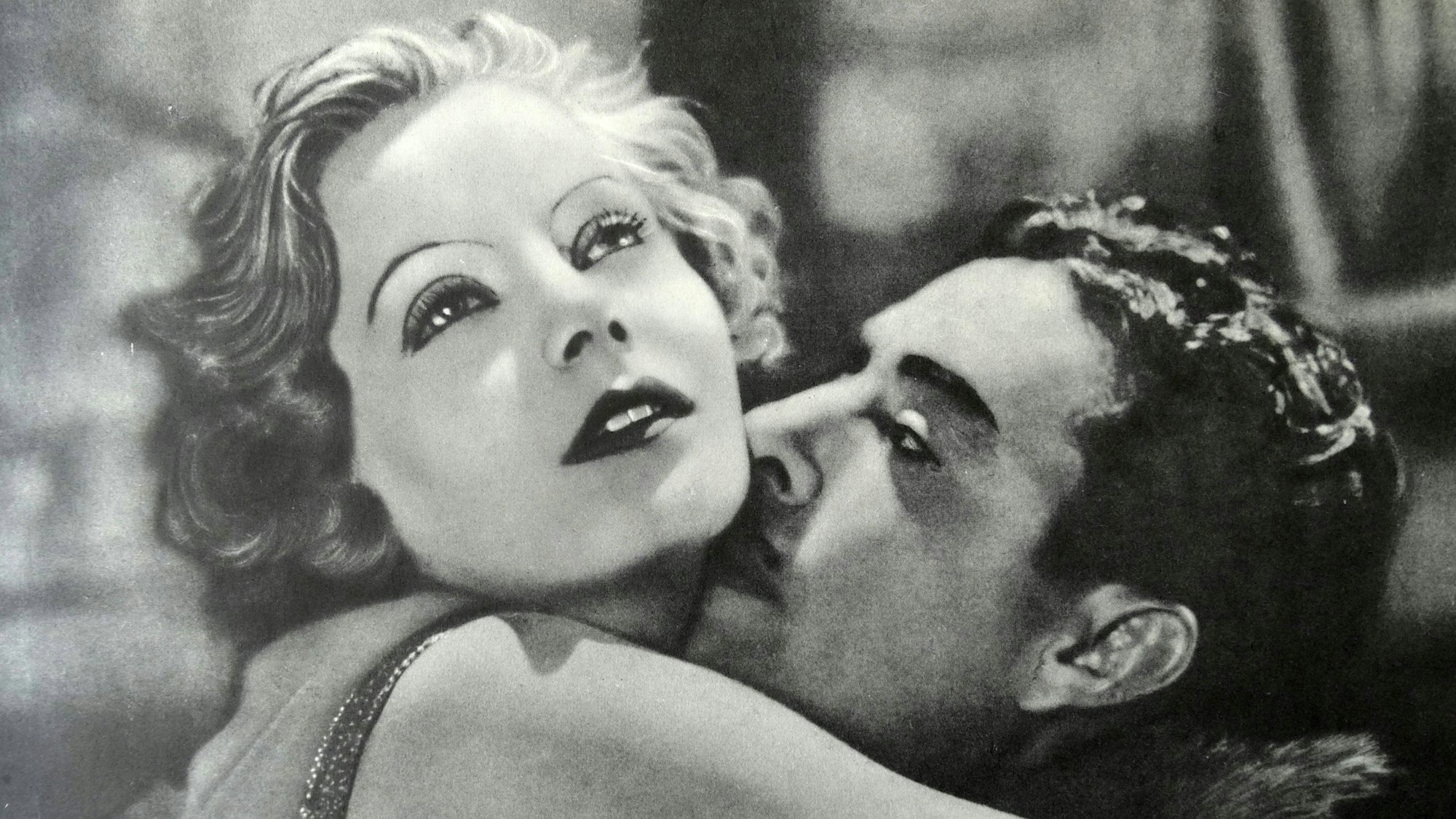 Greta Garbo und John Gilbert galten als Traumpaar des Stummfilmzeitalters. Hier eine Szene aus dem Filmklassiker „Es war“ („Flesh and the Devil“).