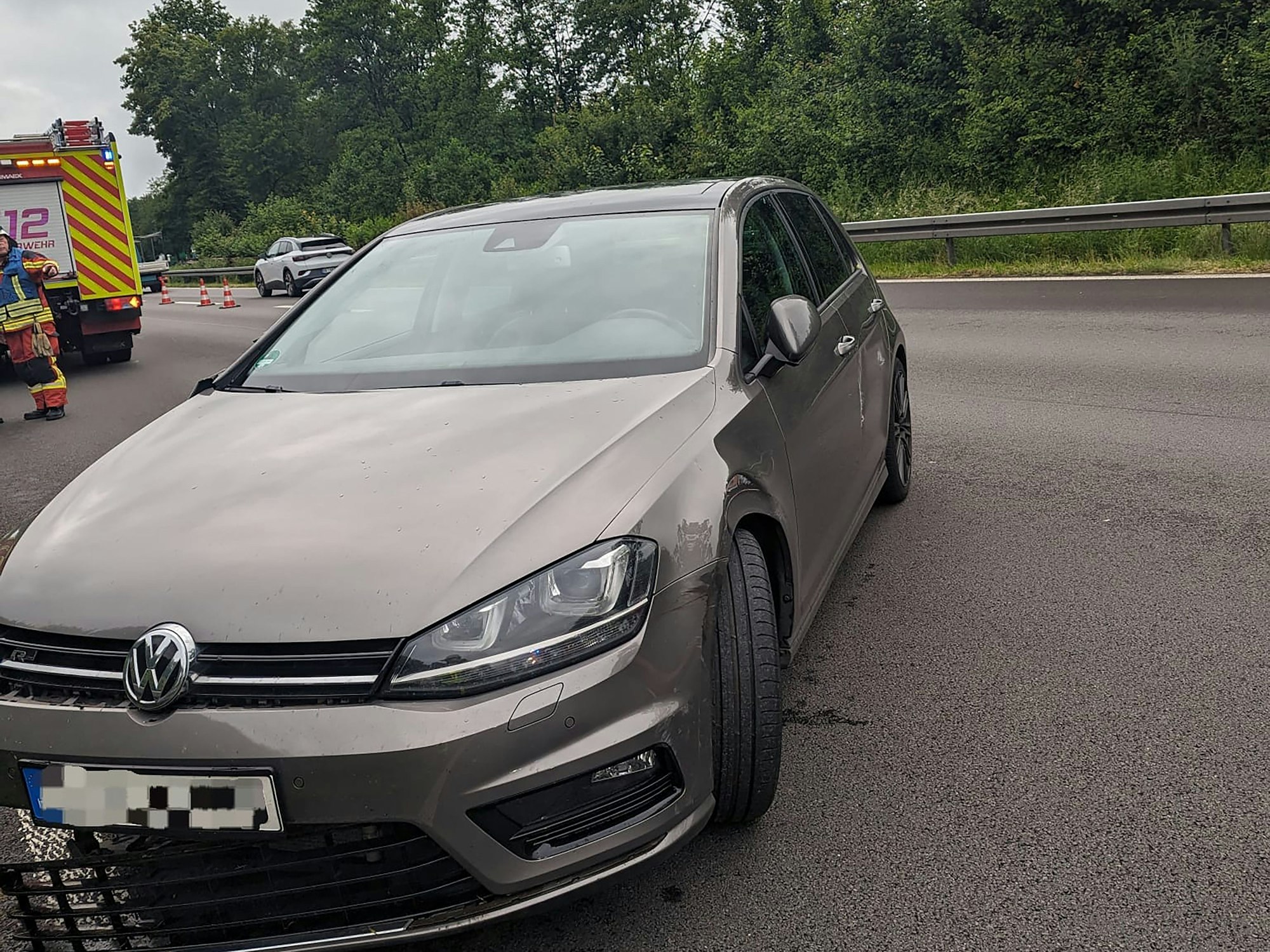 Ein VW Golf wurde bei dem Unfall beschädigt.