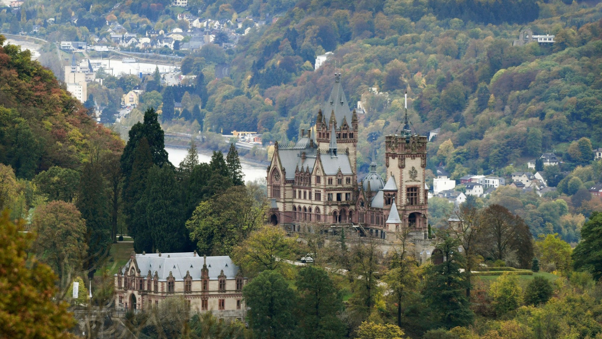 Landschaftsbild von Schloss Drachenburg, aufgenommen vom Petersberg bei Königswinter aus.