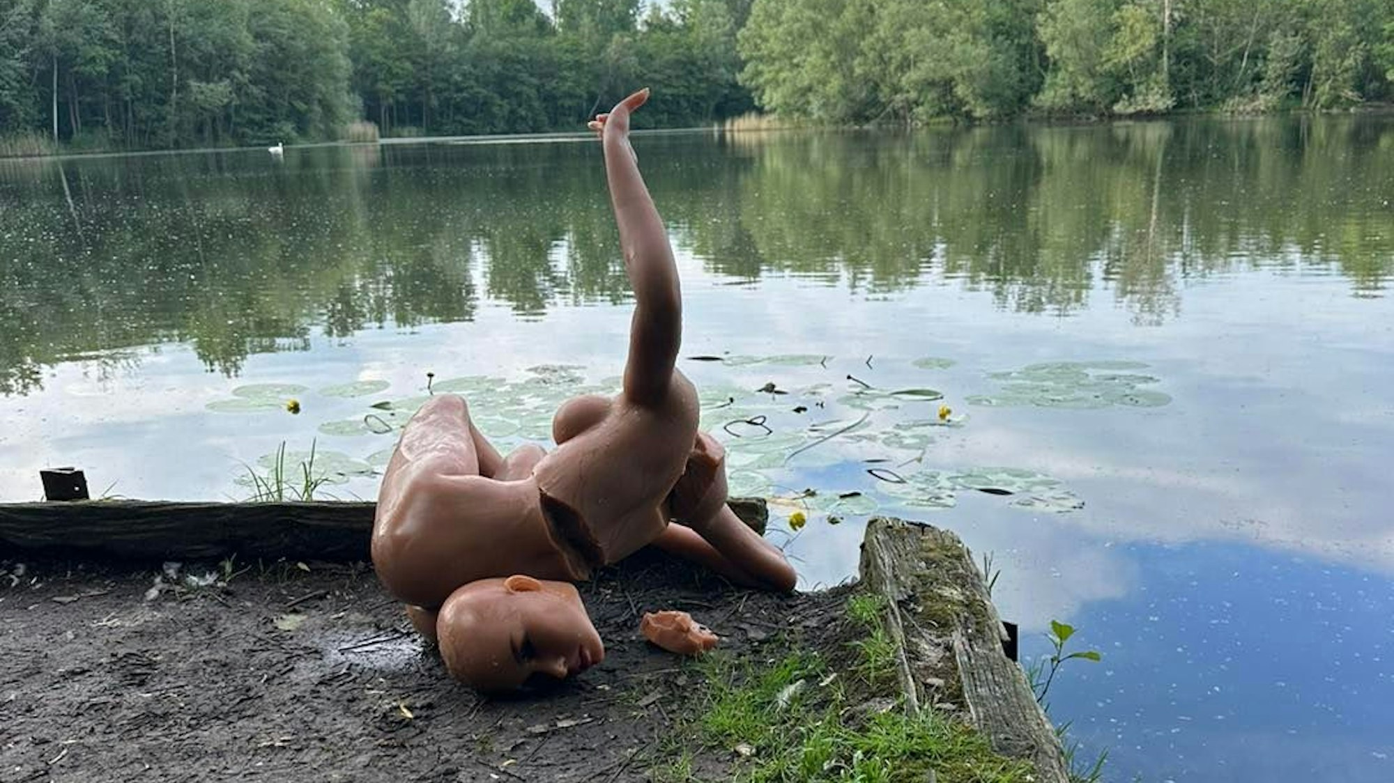 Auf dem Foto ist der Torso einer Puppe zu sehen.