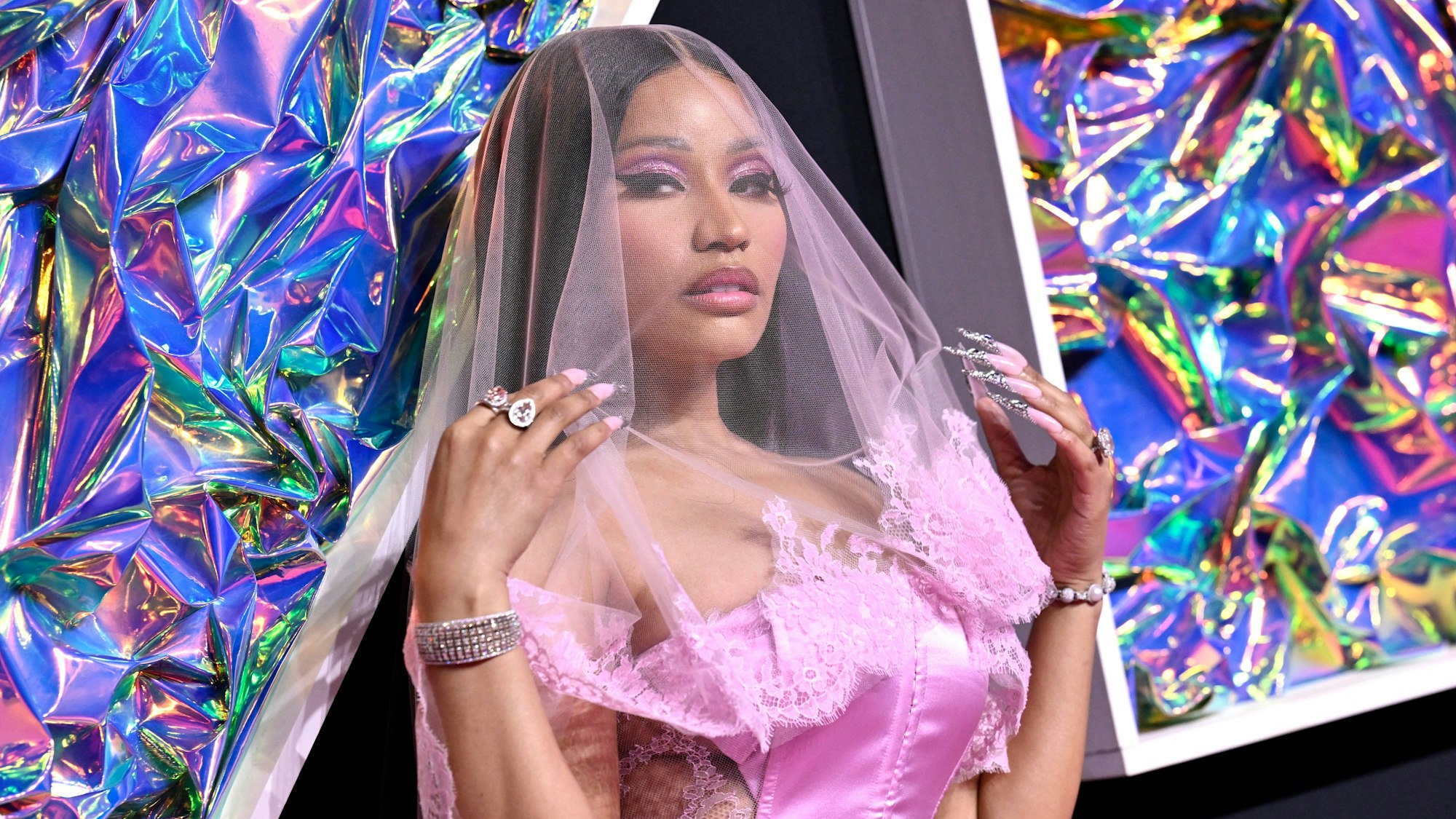 Nicki Minaj kommt zu den MTV Video Music Awards im Prudential Center. Minaj war mit einem Privatflugzeug unterwegs und in Amsterdam zwischengelandet.