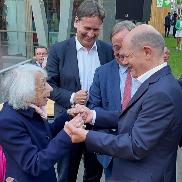 Bundeskanzler Olaf Scholz und die Holocaust-Überlebende Margot Friedländer unterhalten sich mit Armin Laschet und NRW-Ministerpräsident Hendrik Wüst beim NRW-Sommerfest in der Landesvertretung in Berlin.