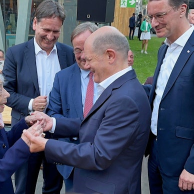 Bundeskanzler Olaf Scholz und die Holocaust-Überlebende Margot Friedländer unterhalten sich mit Armin Laschet und NRW-Ministerpräsident Hendrik Wüst beim NRW-Sommerfest in der Landesvertretung in Berlin.
