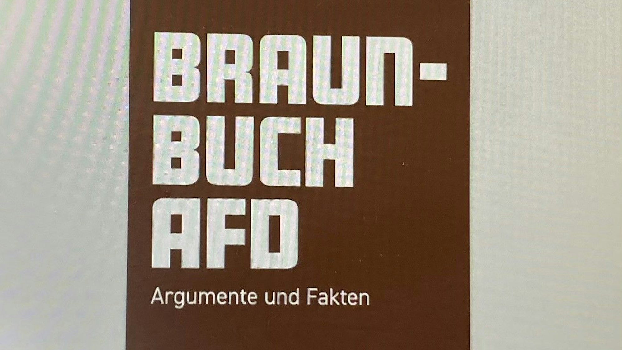 Das Cover der Broschüre ist zu sehen - es ist erwartungsgemäß braun.