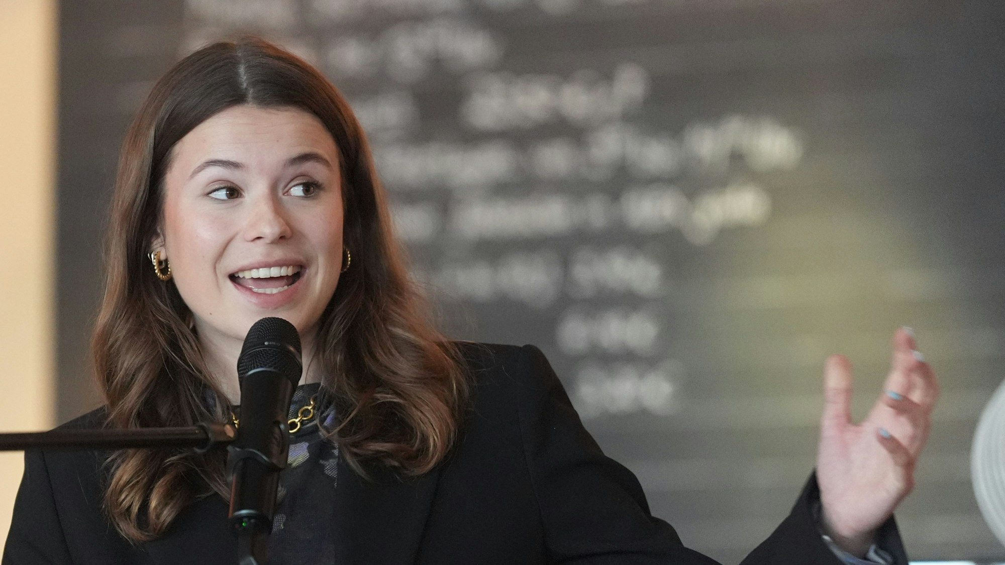 04.06.2024, Hamburg: Luisa Neubauer, Klimaaktivistin und neue Ehren-Alster-Schleusenwärterin, spricht während ihrer Auszeichnung zur Ehren-Alster-Schleusenwärterin. Da die Stadt Hamburg keine Orden vergibt, zeichnet die "Congregation der Alster-Schleusenwärter s.c." herausragende Persönlichkeiten aus, die sich durch ihr im weitesten Sinne "Schleusen" öffnendes Engagement für die Freie und Hansestadt Hamburg einsetzen. Foto: Marcus Brandt/dpa +++ dpa-Bildfunk +++