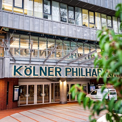 Das Foto zeigt den Eingangsbereich der Kölner Philharmonie.