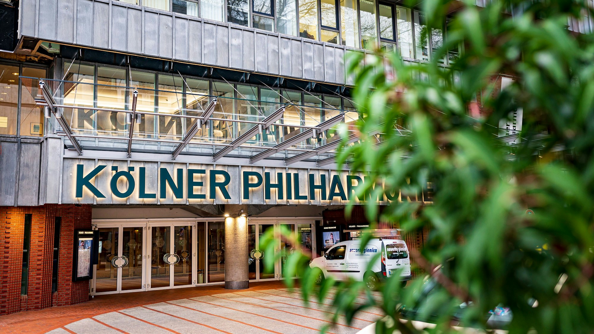 Das Foto zeigt den Eingangsbereich der Kölner Philharmonie.