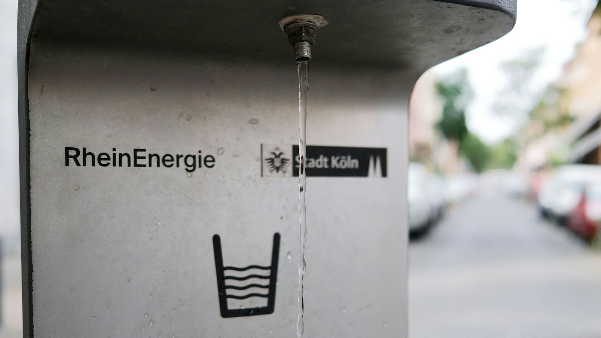 Wasser läuft aus einem Trinkwasserbrunnen.