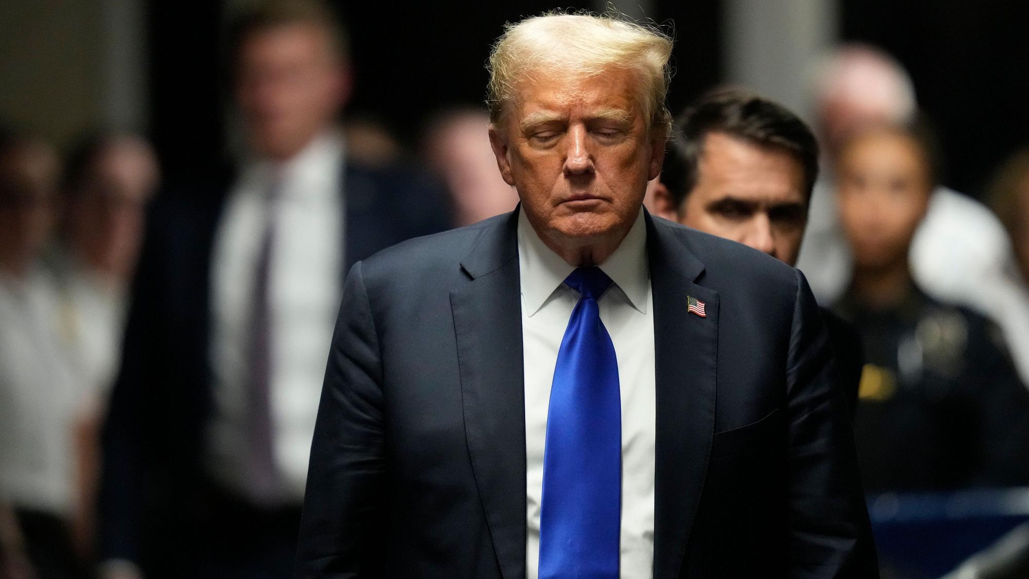 Der ehemalige US-Präsident Donald Trump geht zu den Medienvertretern, nachdem er im Strafgericht von Manhattan in 34 Fällen für schuldig befunden wurde. (Archivbild)