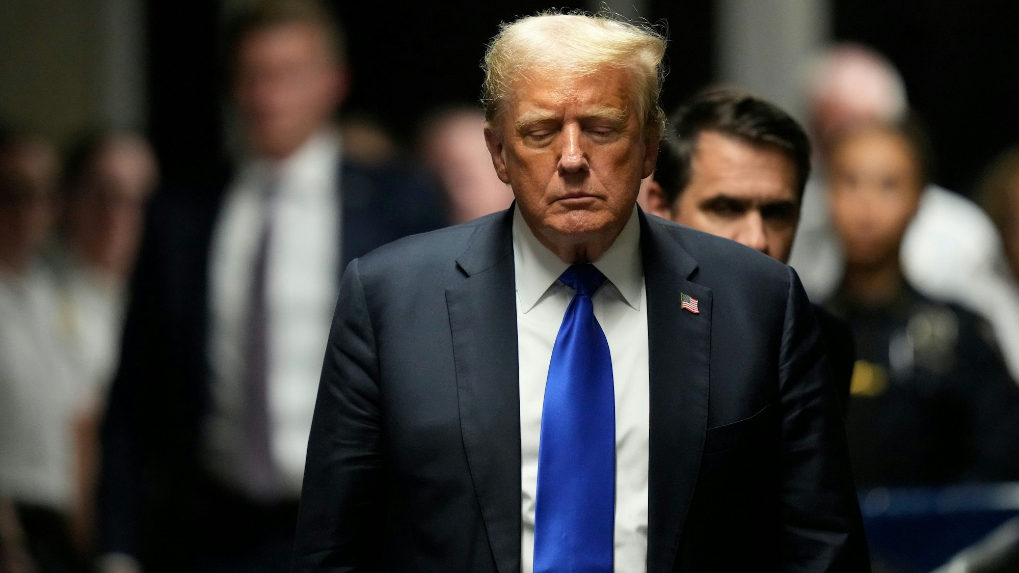 Der ehemalige US-Präsident Donald Trump geht zu den Medienvertretern, nachdem er im Strafgericht von Manhattan in 34 Fällen für schuldig befunden wurde. (Archivbild)