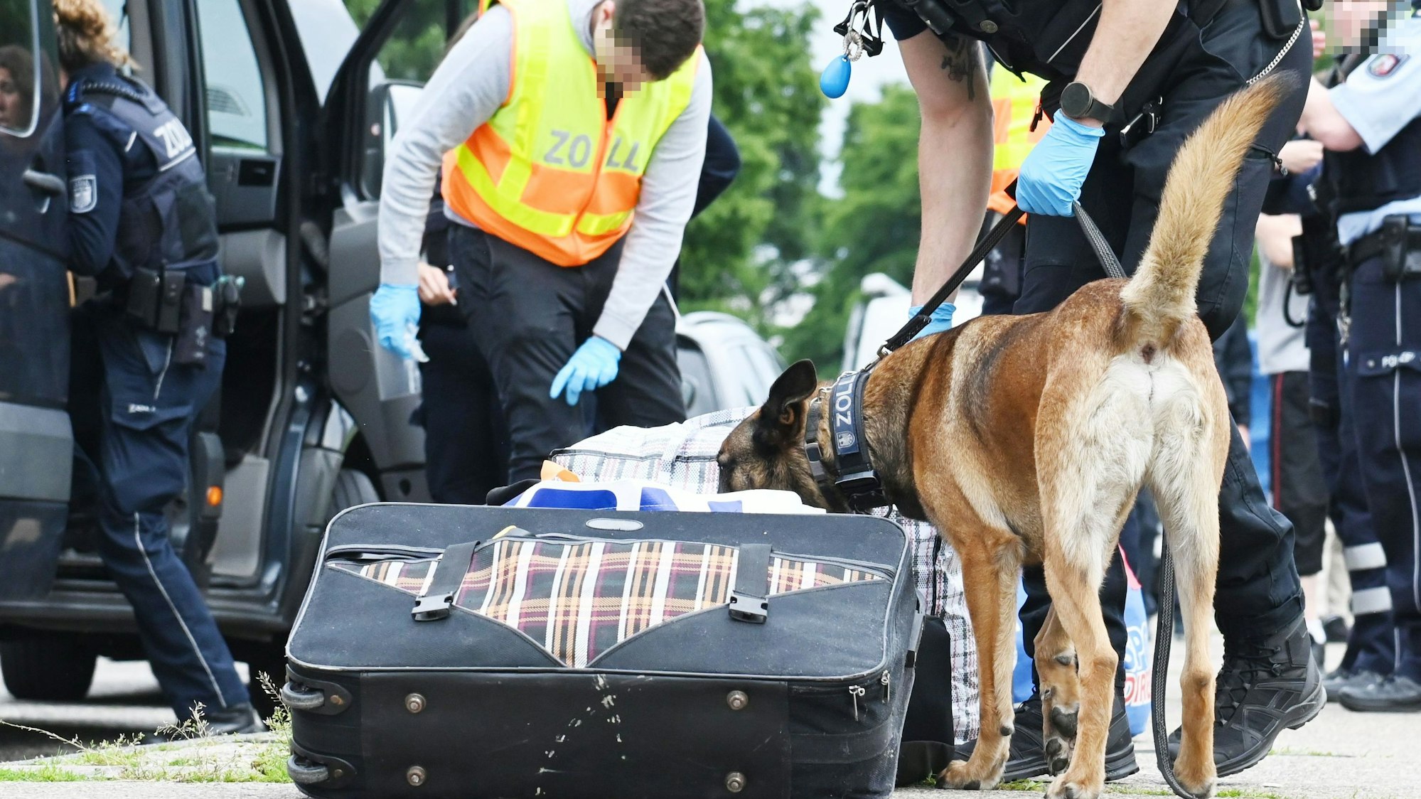 05.06.2024 Köln. Zoll und Polizei ziehen Drogenschmuggler aus dem Verkehr - mit Spürhunden und einer mobilen Lkw-Röntgenanlage. Foto: Alexander Schwaiger