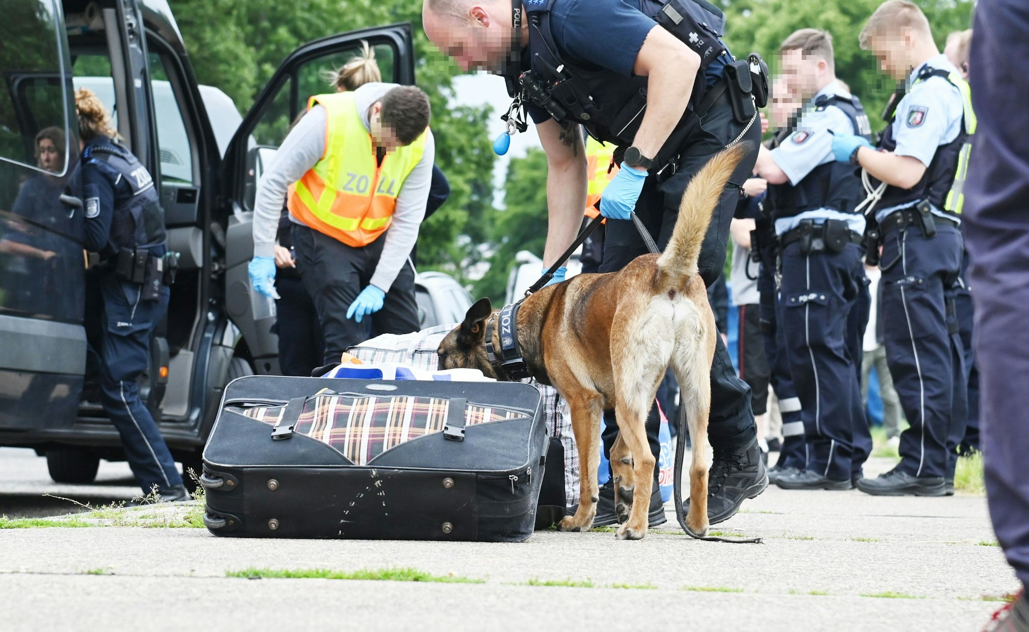 Zoll und Polizei ziehen Drogenschmuggler waren am Mittwoch bei einer Schwerpunktkontrolle auf der Suche nach Drogenschmugglern auf der Autobahn.