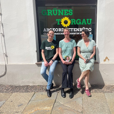 Auf dem Foto sind die Grünen-Politikerinnen Annika Effertz, Claudia Kurzweg und Evelyn Filipp zu sehen.