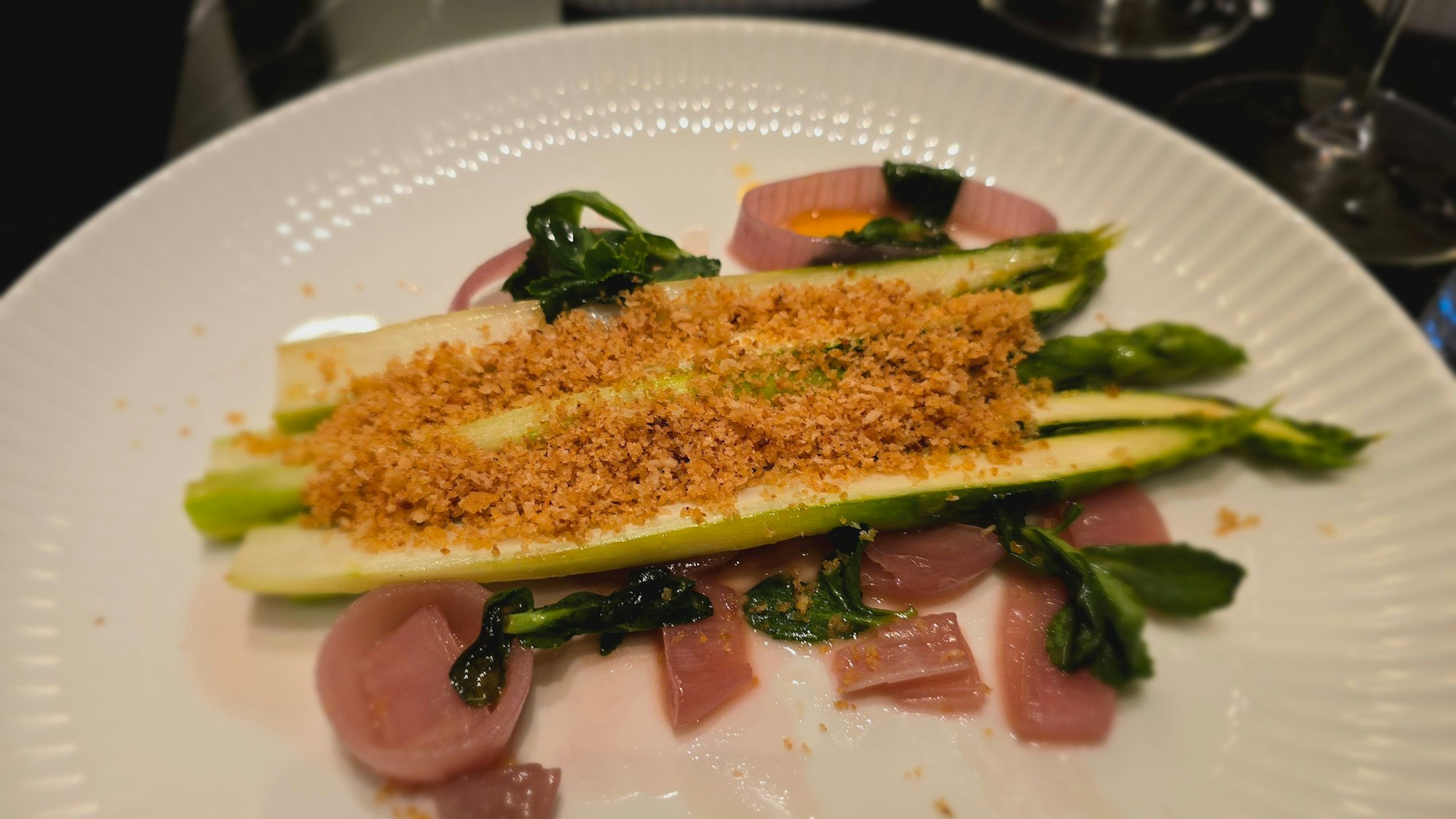 Der vegetarische Hauptgang im „Otto für dich“: gegrillter Spargel auf eingelegten Tropea Zwiebeln mit einer Vinaigrette aus unreifen Tomaten.