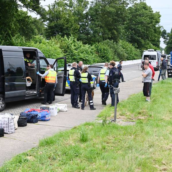 Zoll und Polizei ziehen Drogenschmuggler waren am Mittwoch bei einer Schwerpunktkontrolle auf der Suche nach Drogenschmugglern auf der Autobahn.