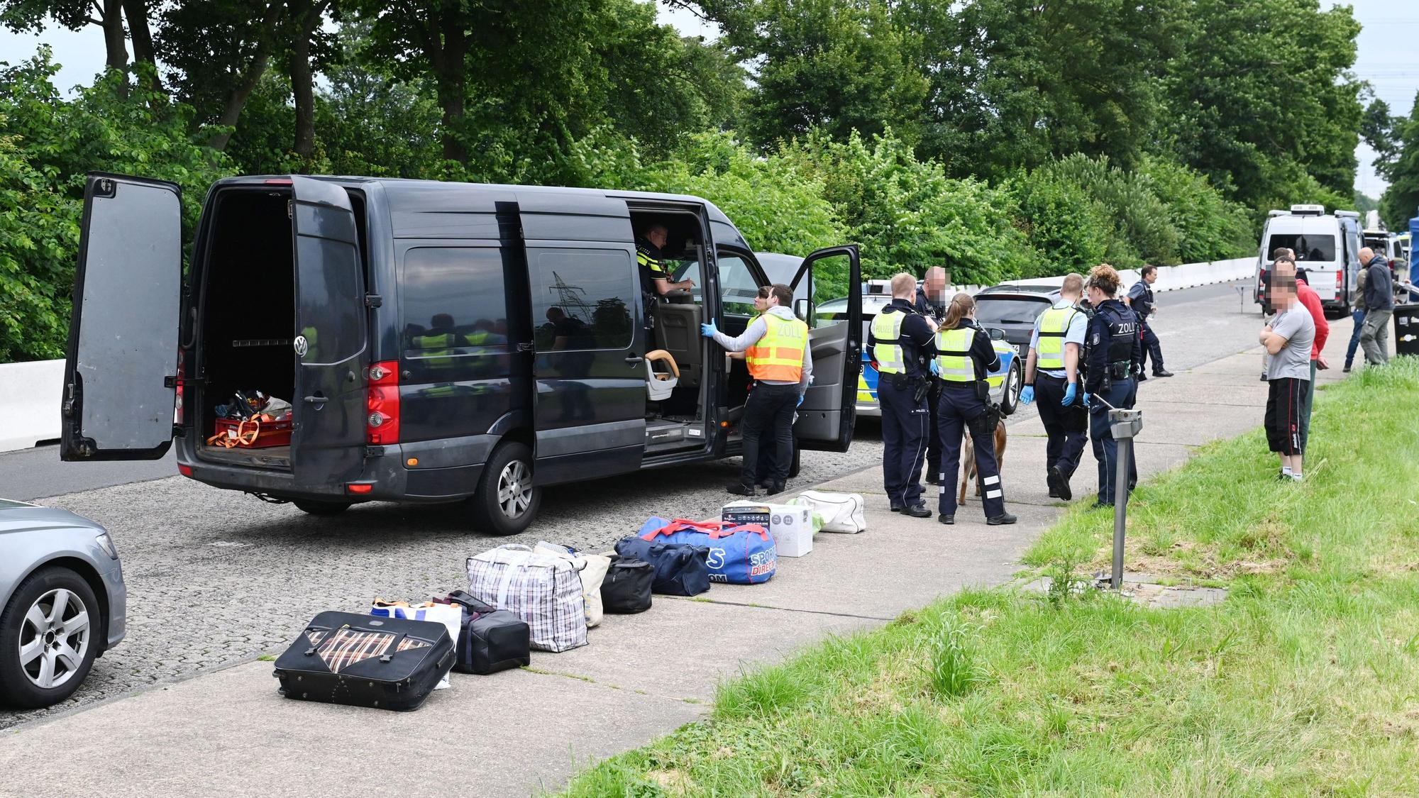 Zoll und Polizei ziehen Drogenschmuggler waren am Mittwoch bei einer Schwerpunktkontrolle auf der Suche nach Drogenschmugglern auf der Autobahn.