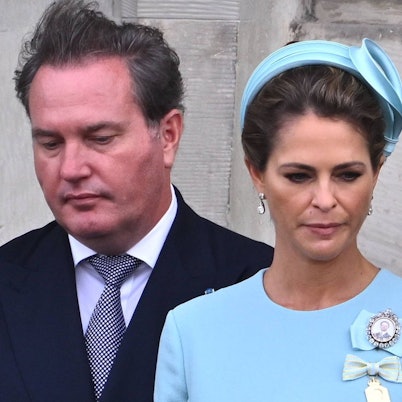 Chris O'Neill und Prinzessin Madeleine stehen auf einem Balkon.