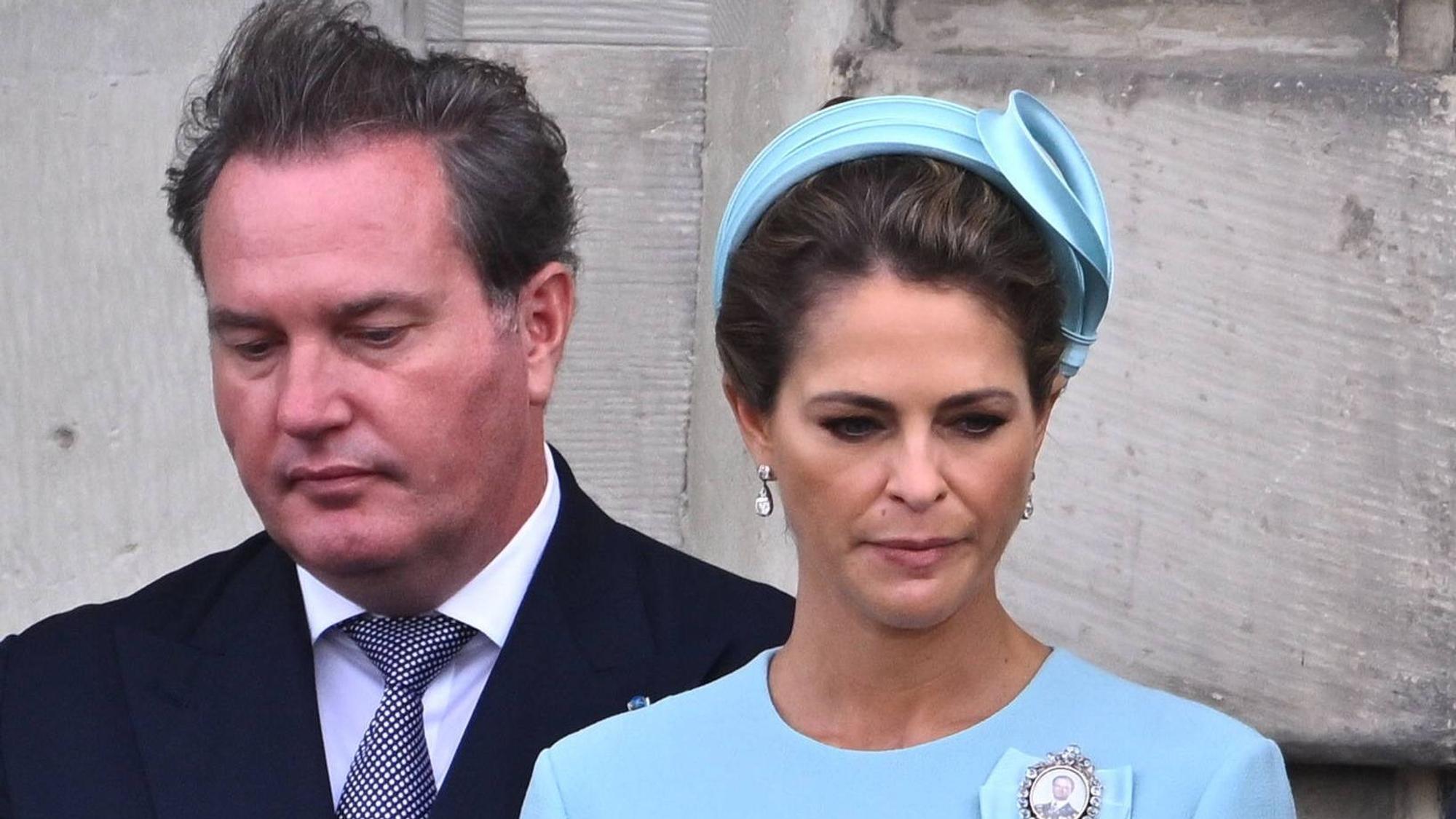 Chris O'Neill und Prinzessin Madeleine stehen auf einem Balkon.