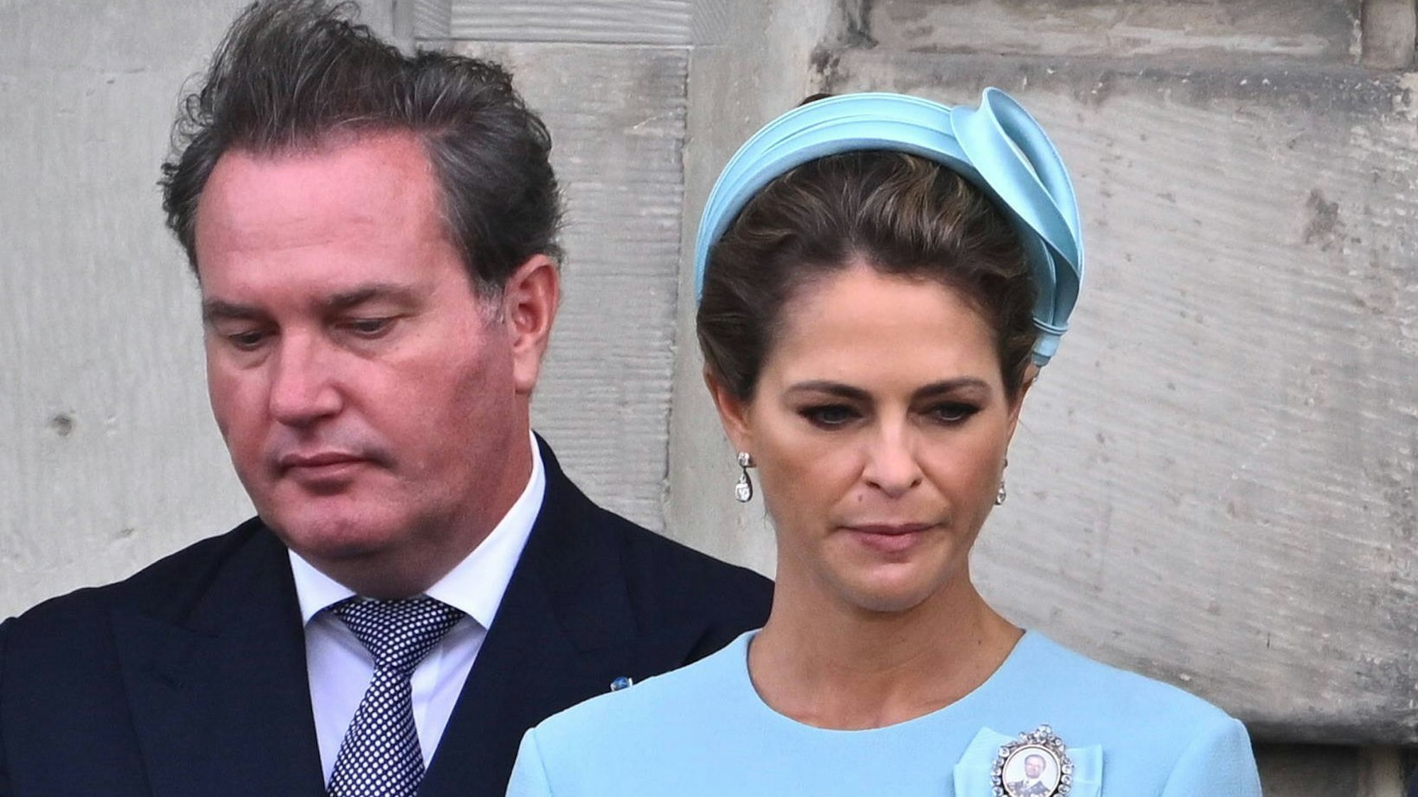Chris O'Neill und Prinzessin Madeleine stehen auf einem Balkon.