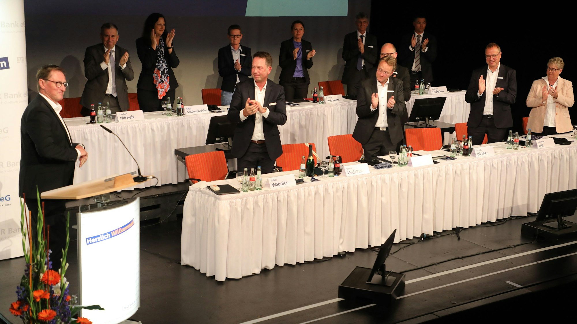 Vorstandschef Lothar Uedelhoven bei seiner Abschiedsrede vor der Vertreterversammlung mit Vorstand und Aufsichtsrat.