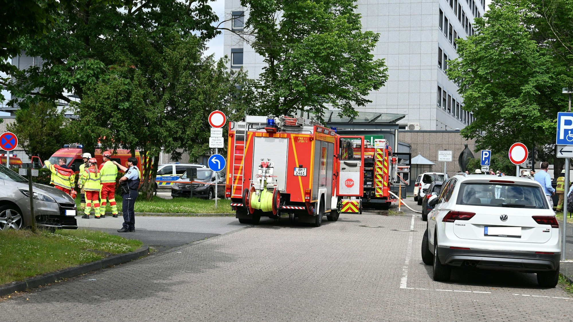 Mehrere Feuerwehrfahrzeuge stehen vor dem Schwesternwohnheim am Krankenhaus Frechen.