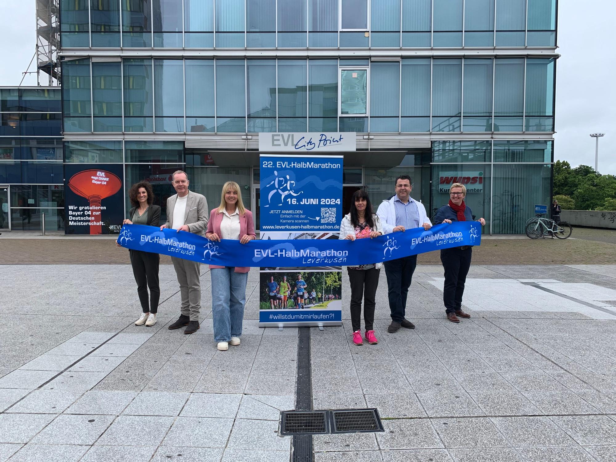 Menschen halten ein horizontales Banner des EVL-Halbmarathons