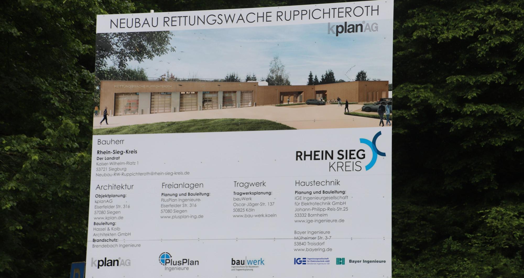Auf einem Bauplakat ist eine Visualisierung des Neubaus zu sehen.