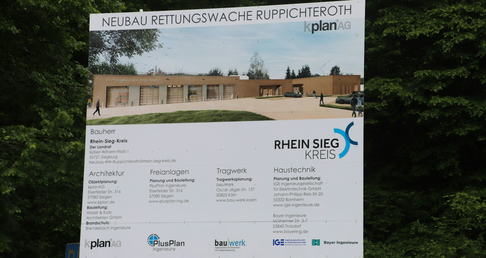 Auf einem Bauplakat ist eine Visualisierung des Neubaus zu sehen.