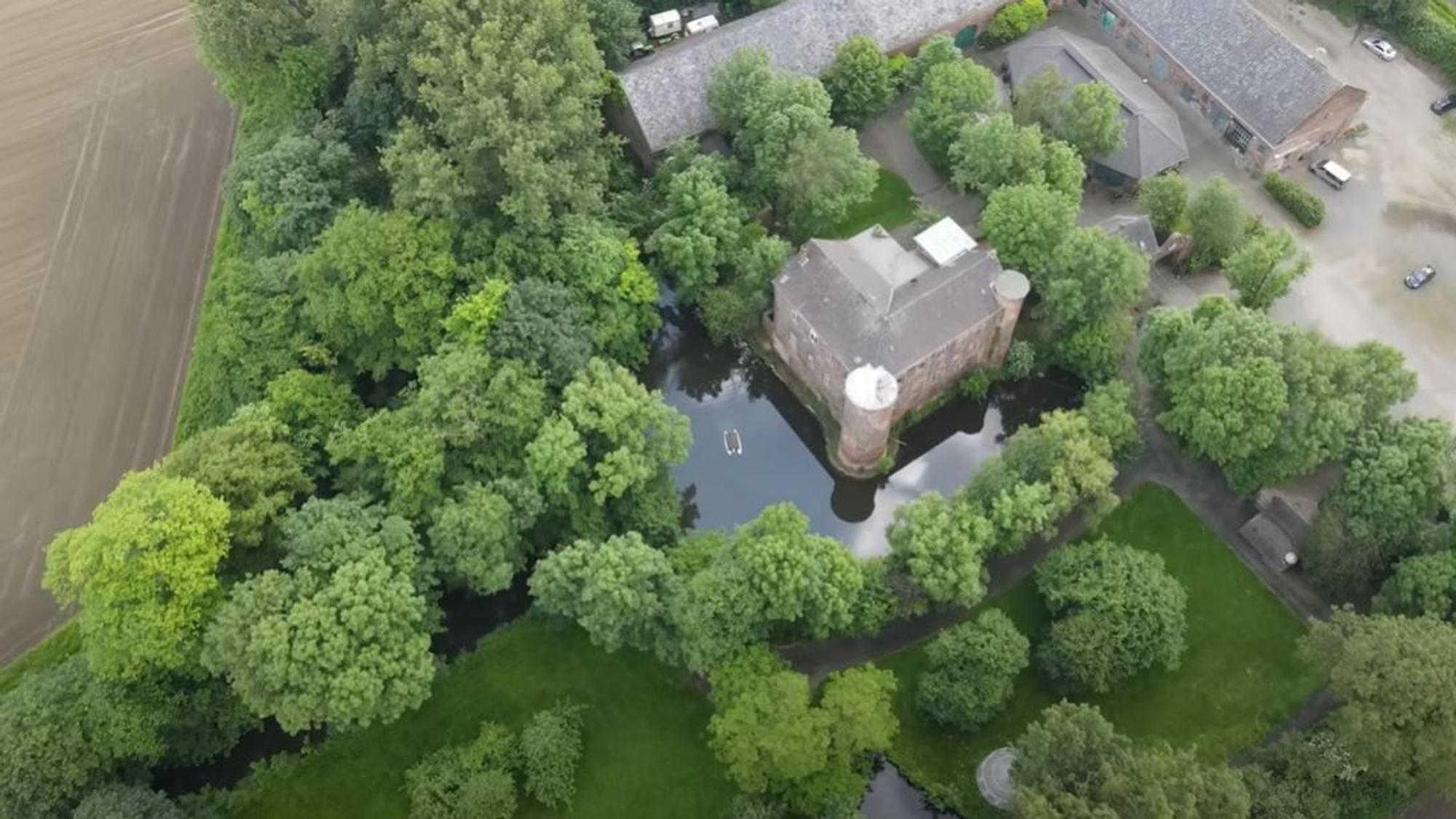 Die Burg Geretzhoven in Bergheim. Auf einem Acker im unmittelbaren Umfeld durfte sich der Schatzsucher German Treasure Hunter mit Genehmigung austoben.