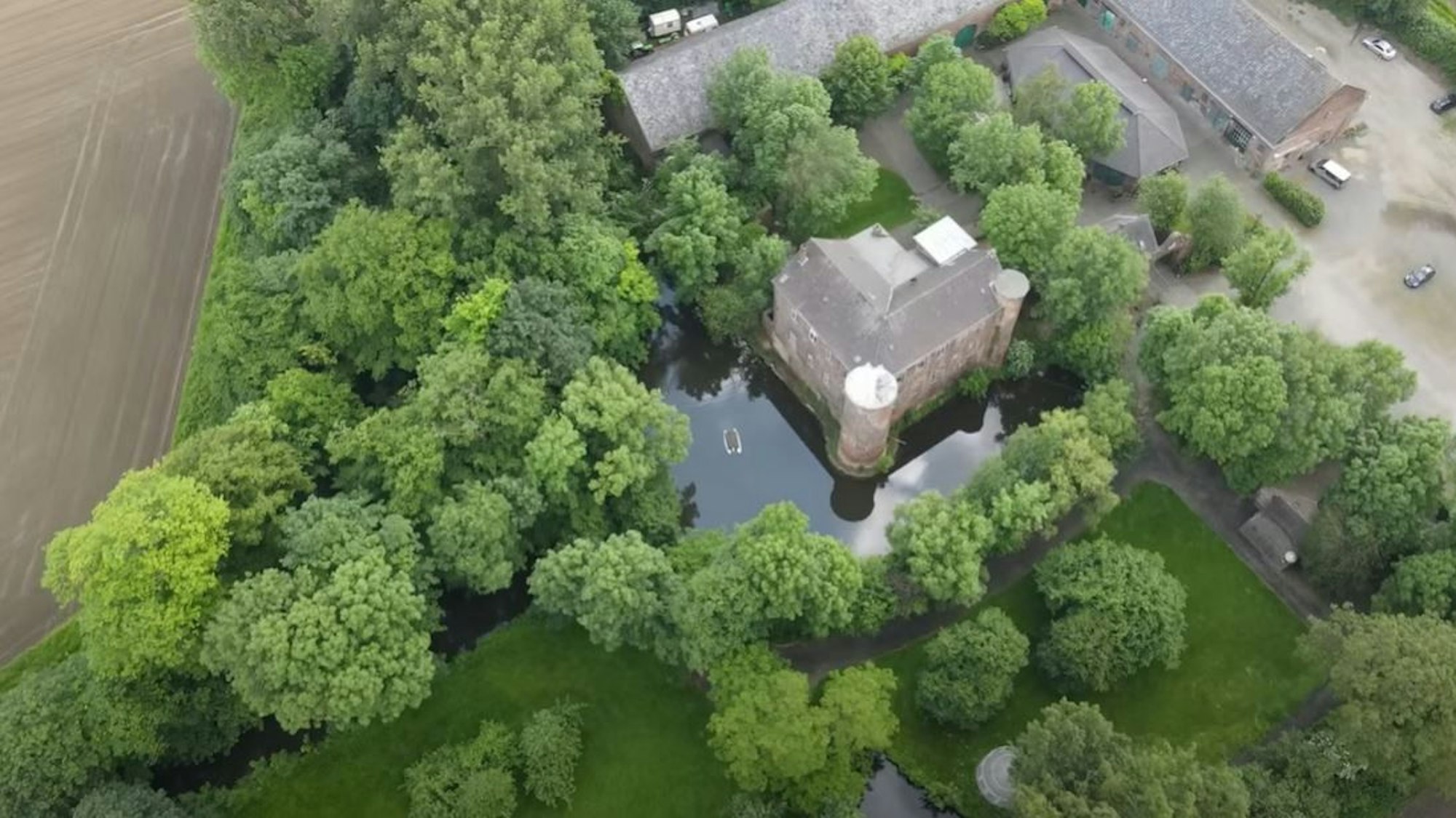 Die Burg Geretzhoven in Bergheim. Auf einem Acker im unmittelbaren Umfeld durfte sich der Schatzsucher German Treasure Hunter mit Genehmigung austoben.