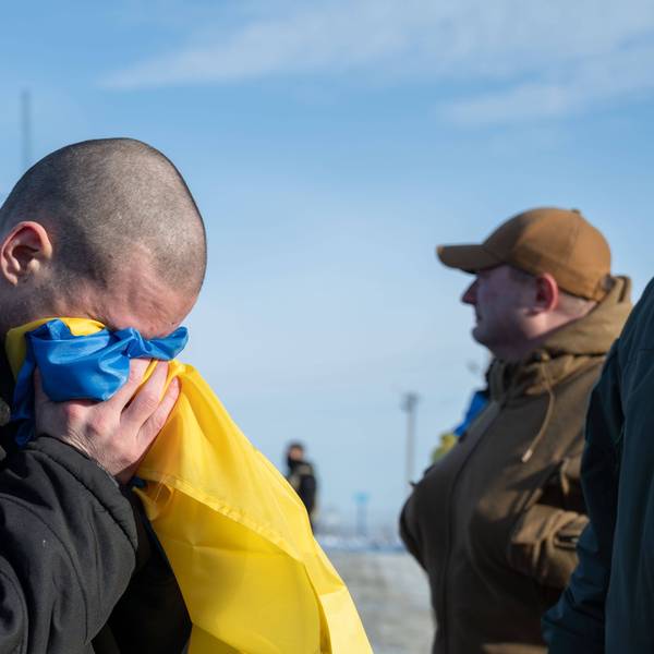 Ein ukrainischer Soldat weint in die Flagge seines Landes nach seiner Rückkehr aus russischer Kriegsgefangenschaft. (Archivbild)